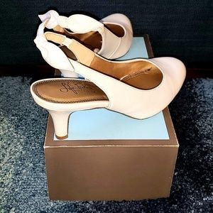Life Stride Shoes - White Slingback Kitten Heels Life Stride Shoes - White Slingback Kitten Heels
